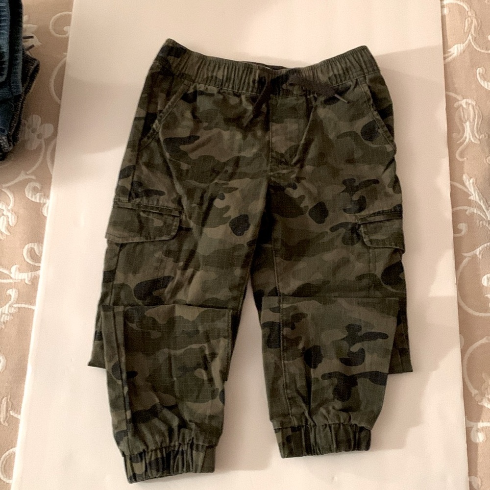 Old Navy boys camo cargo pants, cotton.